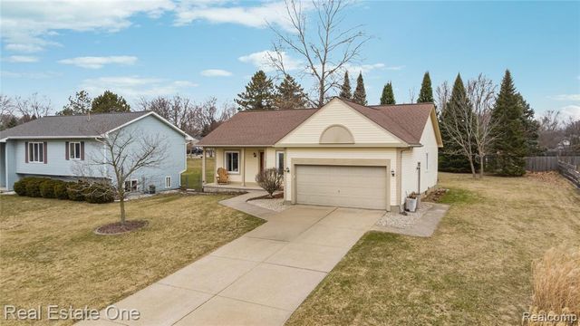 6335 Stonehearth Pass, Grand Blanc, MI 48439