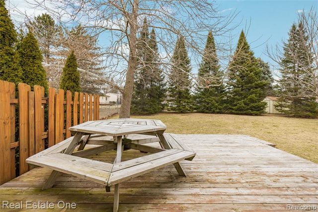 6335 Stonehearth Pass, Grand Blanc, MI 48439