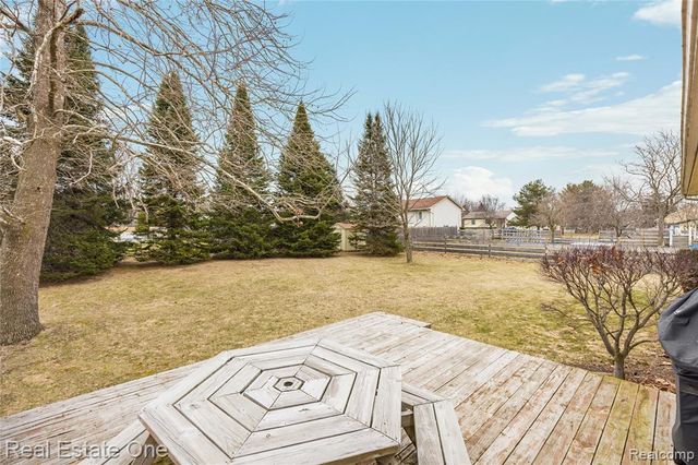 6335 Stonehearth Pass, Grand Blanc, MI 48439