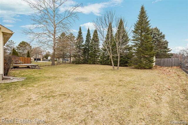 6335 Stonehearth Pass, Grand Blanc, MI 48439