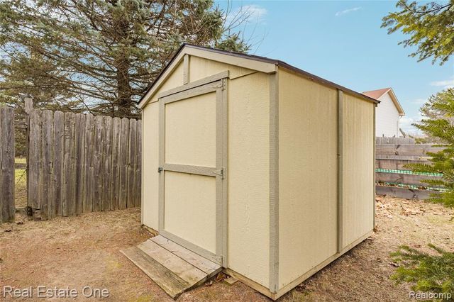 6335 Stonehearth Pass, Grand Blanc, MI 48439