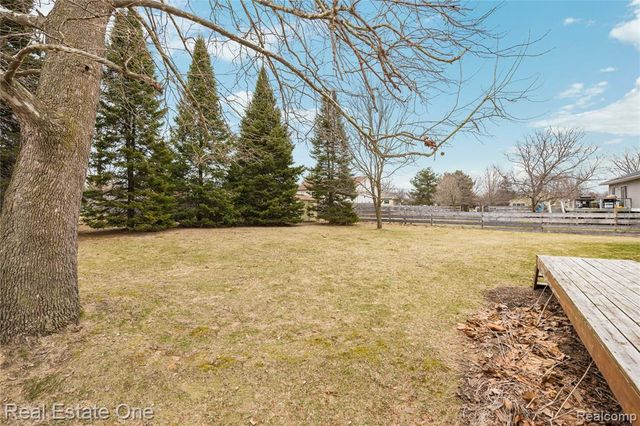 6335 Stonehearth Pass, Grand Blanc, MI 48439