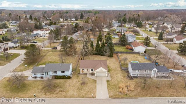 6335 Stonehearth Pass, Grand Blanc, MI 48439