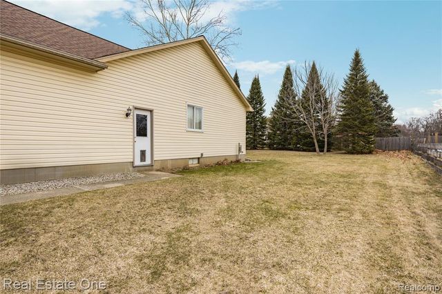 6335 Stonehearth Pass, Grand Blanc, MI 48439