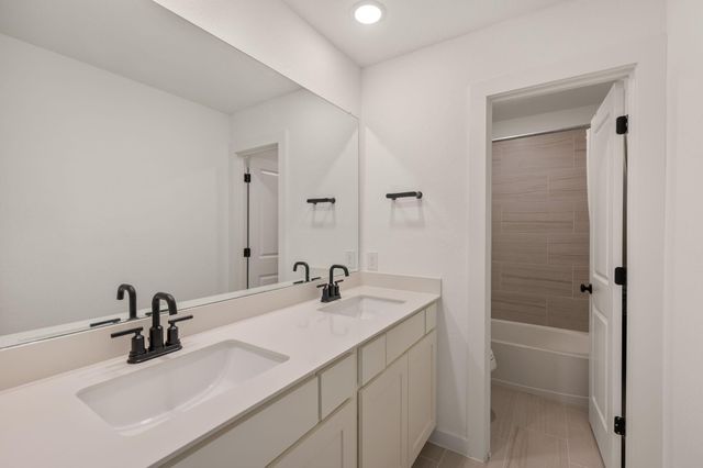 117 Dycus BND, Liberty Hill, TX 78642