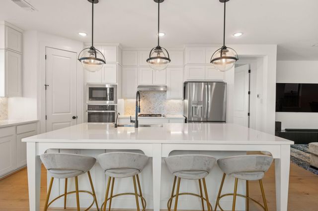 117 Dycus BND, Liberty Hill, TX 78642