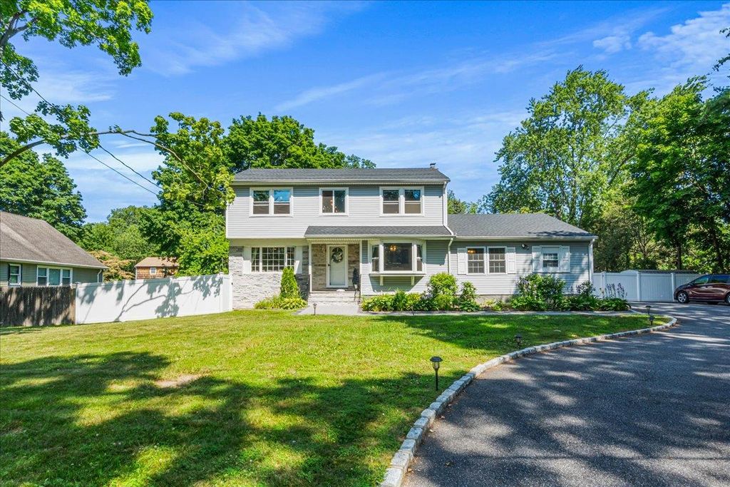 303 Maplewood Road, Huntington Station, NY 11746