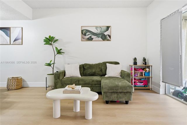 2 Simonton Cir, Weston, FL 33326