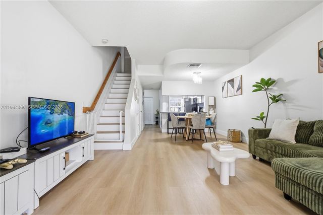 2 Simonton Cir, Weston, FL 33326