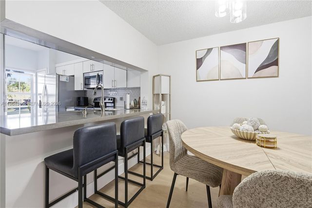 2 Simonton Cir, Weston, FL 33326