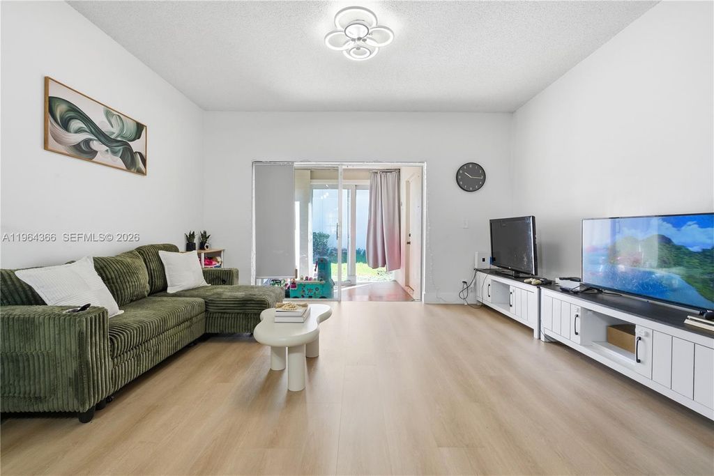 2 Simonton Cir, Weston, FL 33326