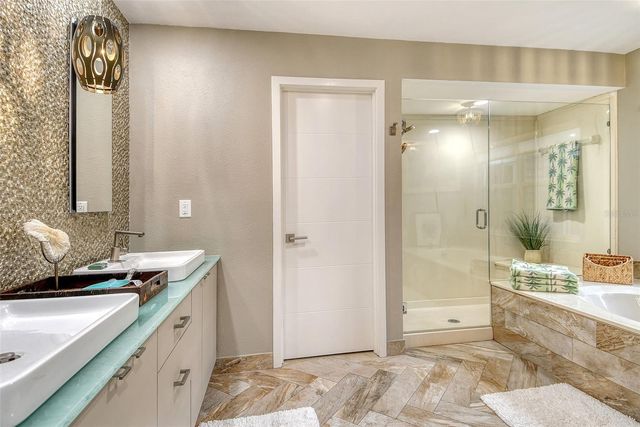 3427 WINDING OAKS DRIVE 14, Longboat Key, FL 34228