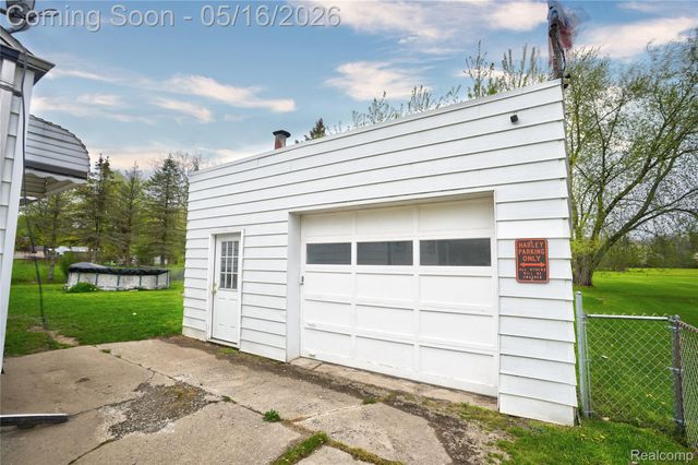 6383 Lapeer Road, Burton, MI 48509