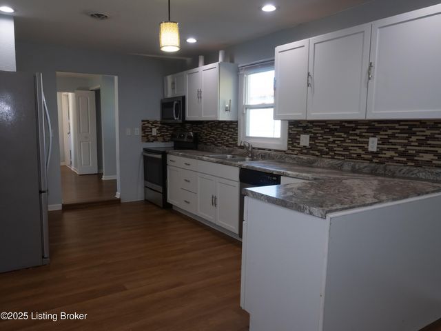 2021 Appleton Ln, Louisville, KY 40216