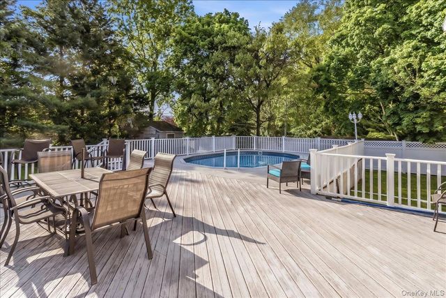 36 Roosevelt Place, Rockville Centre, NY 11570