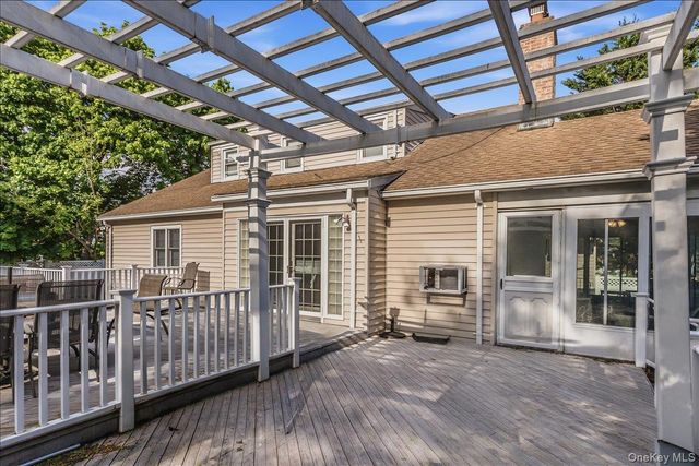36 Roosevelt Place, Rockville Centre, NY 11570