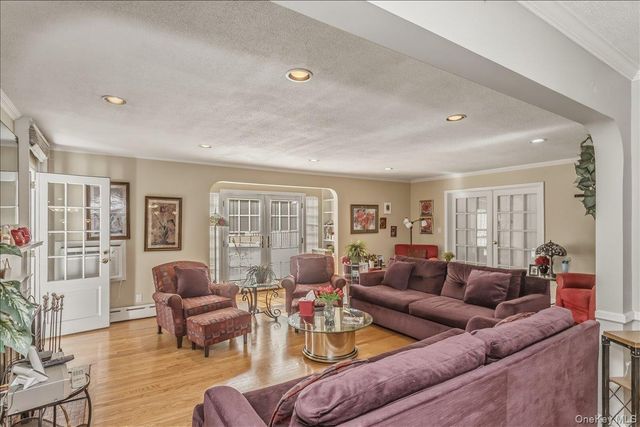 36 Roosevelt Place, Rockville Centre, NY 11570