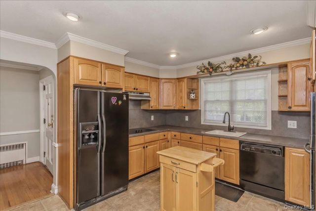 36 Roosevelt Place, Rockville Centre, NY 11570