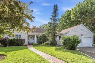 36 Roosevelt Place, Rockville Centre, NY 11570