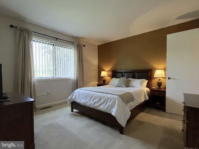 4 ROBERTSON RD, East Windsor, NJ 08520