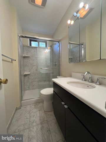 4 ROBERTSON RD, East Windsor, NJ 08520