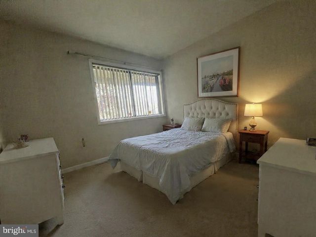 4 ROBERTSON RD, East Windsor, NJ 08520