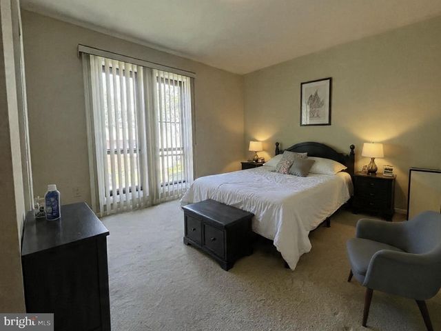 4 ROBERTSON RD, East Windsor, NJ 08520