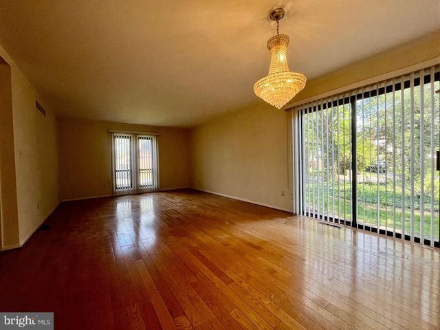 4 ROBERTSON RD, East Windsor, NJ 08520