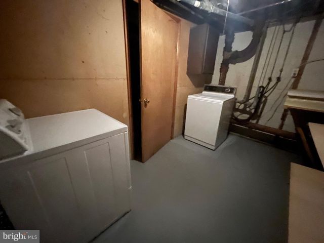 4 ROBERTSON RD, East Windsor, NJ 08520