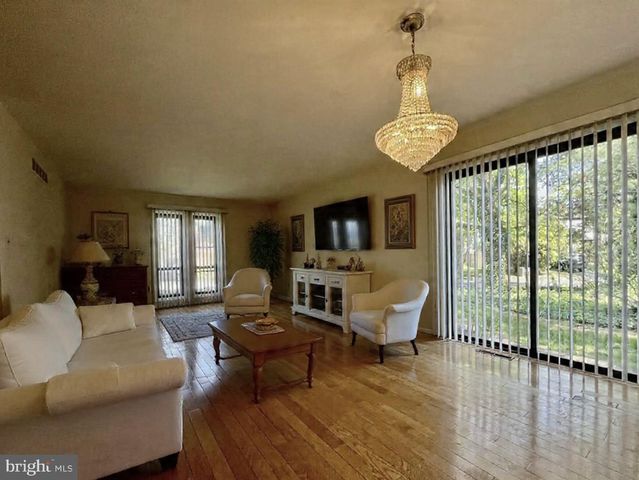 4 ROBERTSON RD, East Windsor, NJ 08520