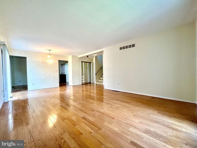 4 ROBERTSON RD, East Windsor, NJ 08520