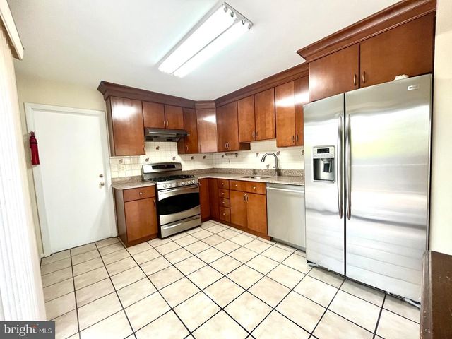 4 ROBERTSON RD, East Windsor, NJ 08520