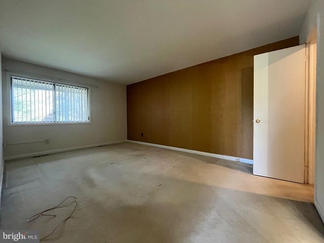 4 ROBERTSON RD, East Windsor, NJ 08520