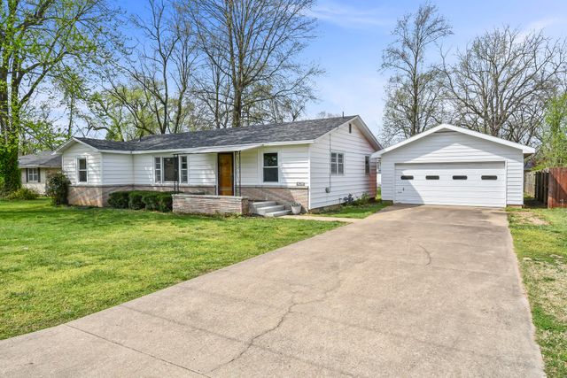 405 N Missouri Avenue, Nixa, MO 65714