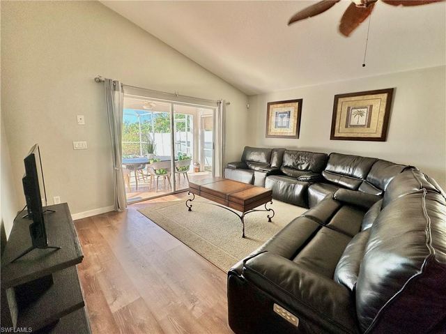 9808 Gladiolus Bulb LOOP, Fort Myers, FL 33908