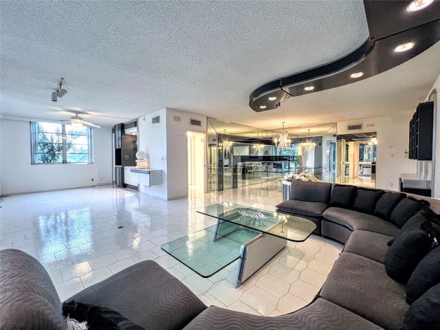 800 Cypress Grove Dr 106, Pompano Beach, FL 33069