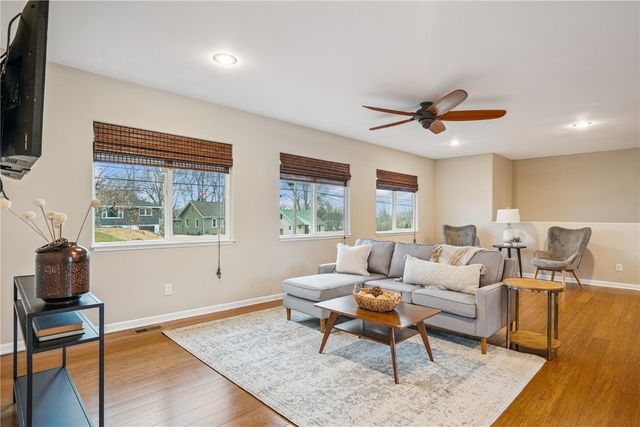 2944 Oakland Road NE, Cedar Rapids, IA 52402