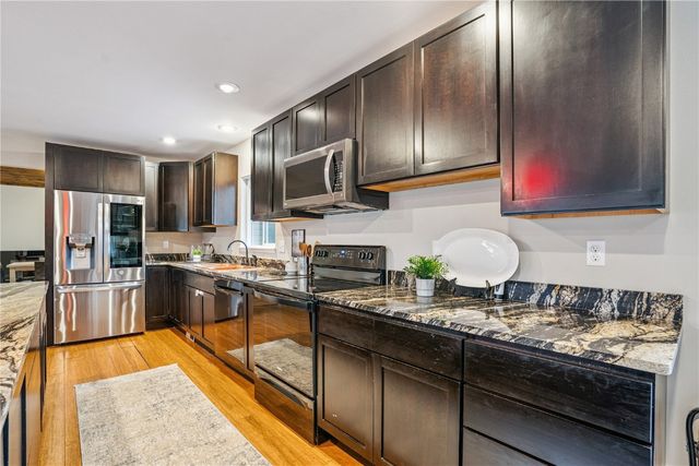 2944 Oakland Road NE, Cedar Rapids, IA 52402