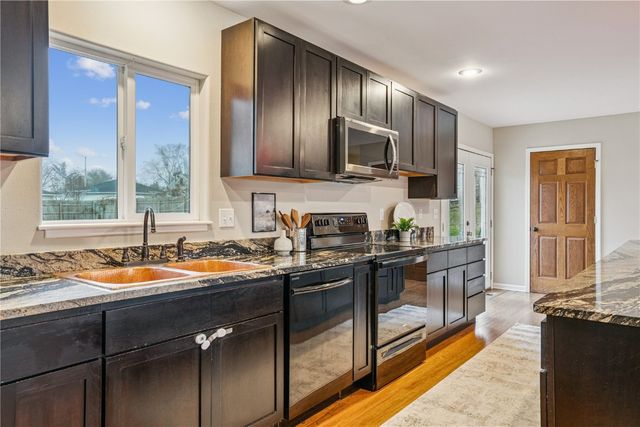 2944 Oakland Road NE, Cedar Rapids, IA 52402