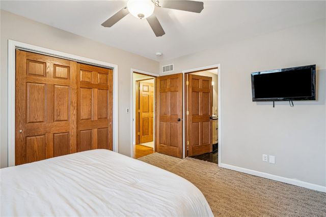 2944 Oakland Road NE, Cedar Rapids, IA 52402