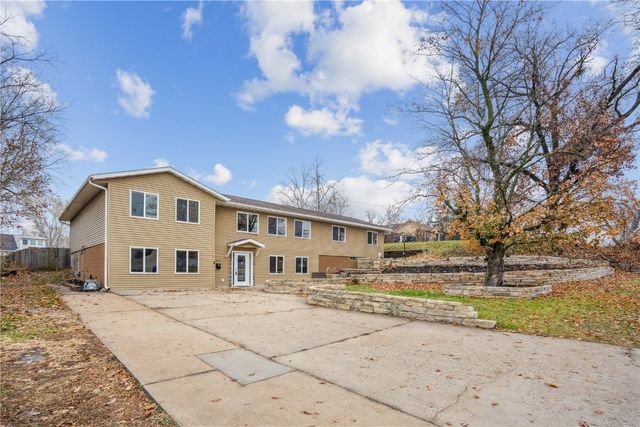 2944 Oakland Road NE, Cedar Rapids, IA 52402