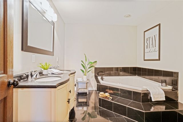 2944 Oakland Road NE, Cedar Rapids, IA 52402