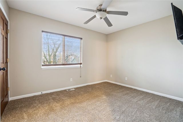 2944 Oakland Road NE, Cedar Rapids, IA 52402