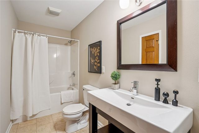 2944 Oakland Road NE, Cedar Rapids, IA 52402