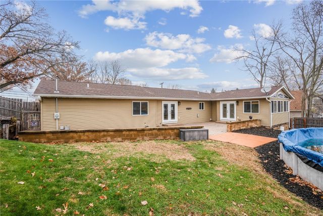 2944 Oakland Road NE, Cedar Rapids, IA 52402