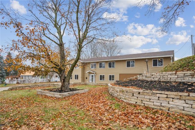 2944 Oakland Road NE, Cedar Rapids, IA 52402