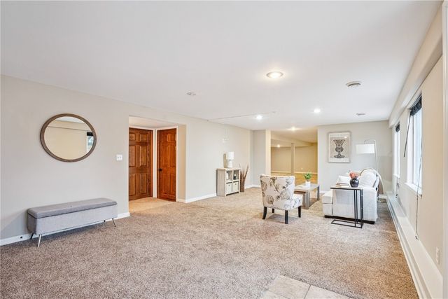 2944 Oakland Road NE, Cedar Rapids, IA 52402