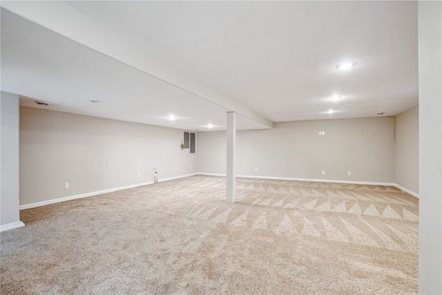 2944 Oakland Road NE, Cedar Rapids, IA 52402