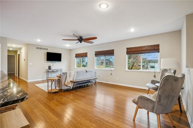 2944 Oakland Road NE, Cedar Rapids, IA 52402