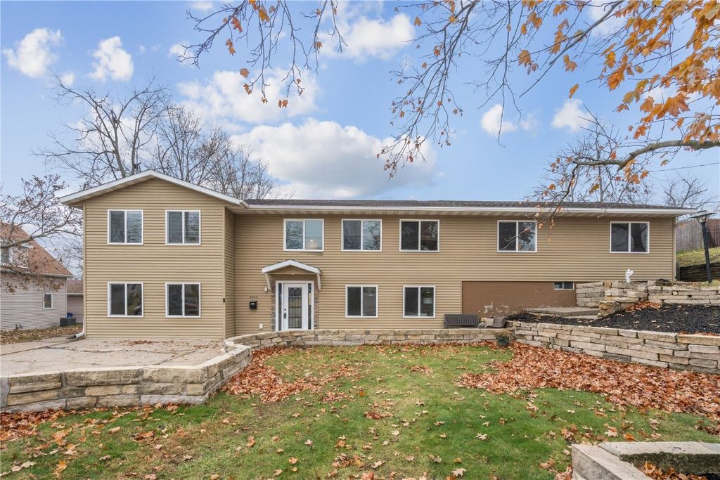 2944 Oakland Road NE, Cedar Rapids, IA 52402